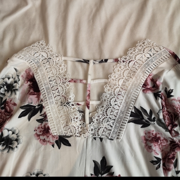 3/$25⭐Long sleeve detailed back floral top - Picture 6 of 6